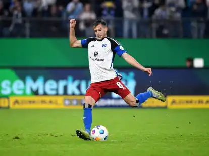 Hamburgs Laszlo Benes schie&szlig;t den Ball zum Elfmeter-Tor zum 1:0.