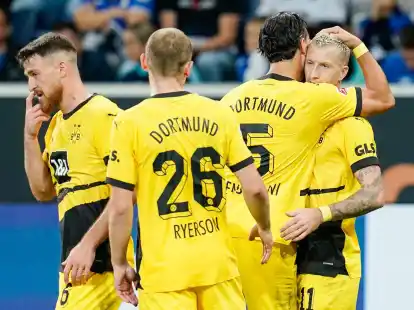 Dortmunds Marco Reus (r) brachte den BVB&nbsp;mit seinem Abpraller erneut in Front.