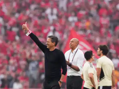 Benficas Trainer Roger Schmidt hat als erster deutscher Trainer die portugiesische Fu&szlig;ball-Meisterschaft gewonnen.