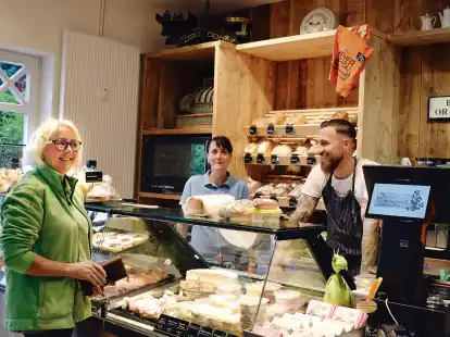 Kerstin Putzier (MItte) und Alexander Bielow schnacken gern mit ihren Kundinnen und Kunden.