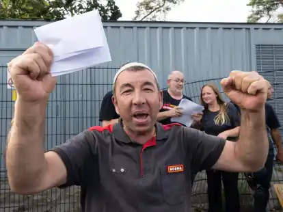 Ein Trucker jubelt auf der Rastst&auml;tte Gr&auml;fenhausen, wo er seit mehr als zwei Monaten mit rund 80 anderen Lkw-Fahrern f&uuml;r die Auszahlung seines Lohnes gestreikt hat.