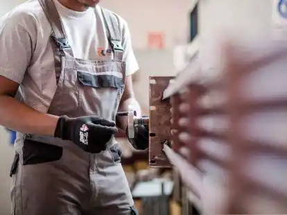 Ein Fl&uuml;chtling aus Somalia arbeitet w&auml;hrend eines Praktikums bei einem Industrieunternehmen in der Produktion. Es gibt Forderungen, die Arbeitsaufnahme f&uuml;r Fl&uuml;chtlinge zu erleichtern.