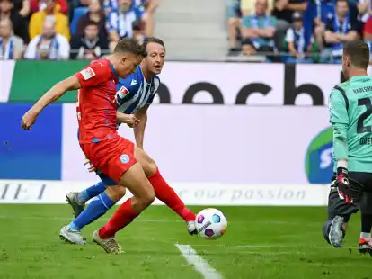 Der Kieler Benedikt Pichler (l) trifft zur F&uuml;hrung.