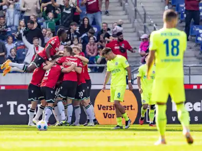 Die 96-Profis jubeln nach dem Treffer zum 1:0.