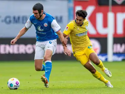 Der Rostocker Damian Ro&szlig;bach (l) behauptet den Ball gegen den Braunschweiger Johan Gomez.