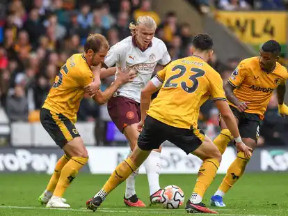 Citys Erling Haaland (am Ball) sieht sich hier gleich drei Gegenspielern ausgesetzt.