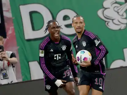 Zumindest einen Punkt konnten die Bayern um Torsch&uuml;tze Leroy San&eacute; (r) mit aus Leipzig nehmen.