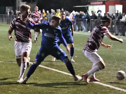 Mit 0:1 verlor der Heidm&uuml;hler FC (gestreifte Trikots) das Bezirksliga-Derby gegen den WSC Frisia.