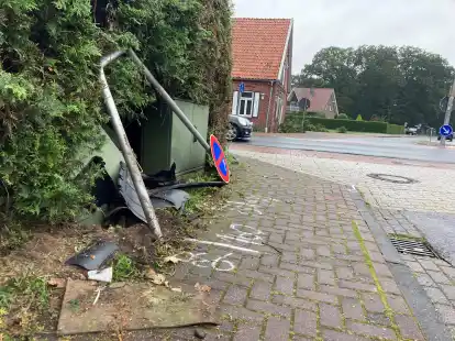 Spuren der n&auml;chtlichen Unfallfahrt: Ein 39-J&auml;hriger hat an dieser Kreuzung zwei 19-J&auml;hrige angefahren.