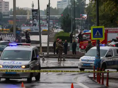 T&uuml;rkische Sicherheitskr&auml;fte riegeln nach einer Region in Ankara ein Gebiet ab.