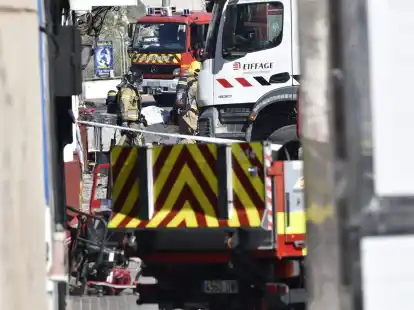 Feuerwehrleute arbeiten vor der Diskothek &laquo;Teatre&raquo;, in der ein Feuer ausgebrochen war.