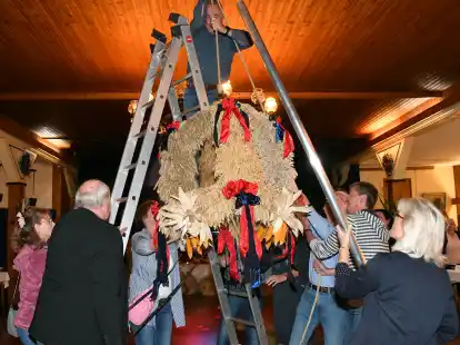 Mit vereinten Kr&auml;ften an die Decke gezogen: Die Erntekrone durfte beim Fest nicht fehlen.