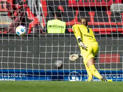Magdeburgs Torh&uuml;ter Dominik Reimann schaut Lohkempers Treffer hinterher.