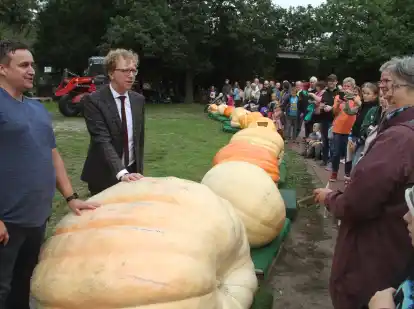 Jan Teelko Schr&ouml;der aus Sedelsberg (l.) gewann die diesj&auml;hrigen nieders&auml;chsischen K&uuml;rbismeisterschaften. Museumsdirektor Dr. Thorsten W. M&uuml;ller gratulierte.