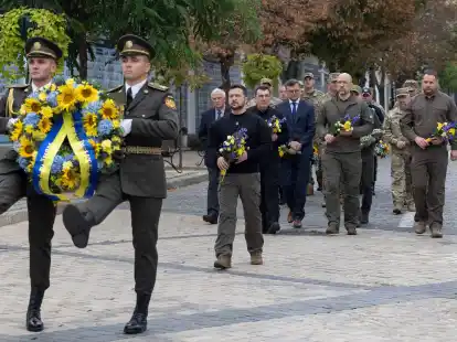 Ukraines Pr&auml;sident Wolodymyr Selenskyj nimmt an einer Kranzzeremonie w&auml;hrend des Tages der Verteidiger auf dem Mykhailivska-Platz in Kiew teil.
