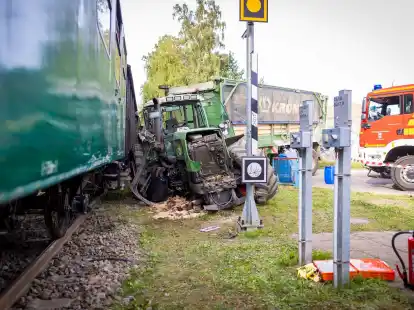 Der Traktor steht nach einem Unfall im Landkreis Schaumburg neben der  Museumseisenbahn.