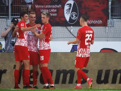 Die Spieler des SC Freiburg bejubeln das 2:0 durch Philipp Lienhart (2.v.l.).