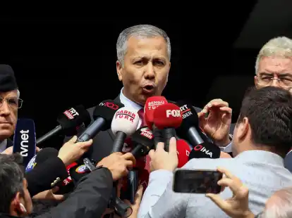 Der t&uuml;rkische Innenminister Ali Yerlikaya spricht mit Journalisten.