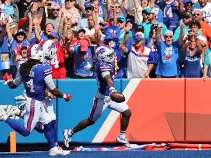 Buffalo Bills Wide Receiver Stefon Diggs (r) l&auml;uft in die Endzone f&uuml;r einen Touchdown.