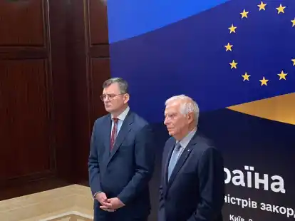 Der ukrainische Au&szlig;enminister Dmytro Kuleba (l.) und der EU-Au&szlig;enbeauftragte Josep Borrell sprechen zur Er&ouml;ffnung des informellen EU-Au&szlig;enministerrates in Kiew.