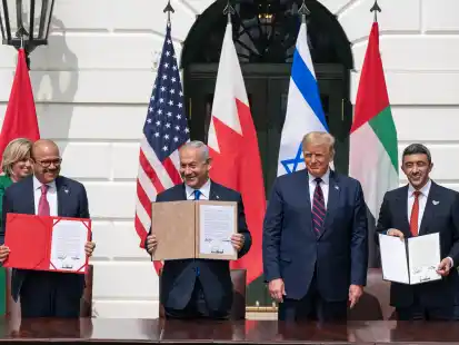 Der bahrainische Au&szlig;enminister Abdullatif bin Rashid Al Zayani (von links), der israelische Premierminister Benjamin Netanjahu, US-Pr&auml;sident Donald Trump und der Au&szlig;enminister der Vereinigten Arabischen Emirate, Abdullah bin Zayed Al Nahyan mit dem Normalisierungsabkommen