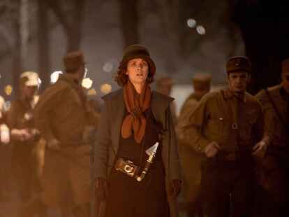 Charlotte Ritter (Liv Lisa Fries) kann nicht fassen, was um sie herum passiert.