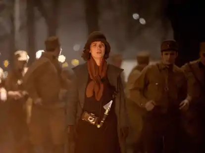 Charlotte Ritter (Liv Lisa Fries) kann nicht fassen, was um sie herum passiert.