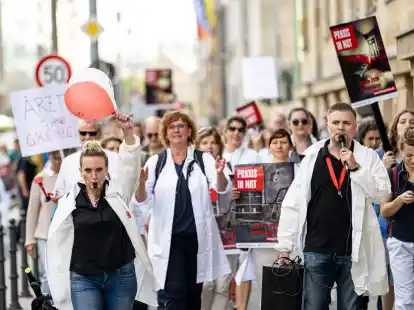 &Auml;rzte bei dem Protestmarsch &laquo;&Auml;rzte in Not&raquo; in Berlin Mitte.