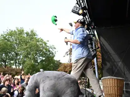 Otto wirft einen Ottifanten ins Publikum.