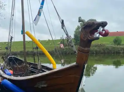 Wieder oben auf: Das Wikingerschiff &bdquo;Tyrkir&ldquo; konnte aus dem Wasser gehoben werden. Bis sp&auml;t in die Nacht dauerten die Arbeiten.