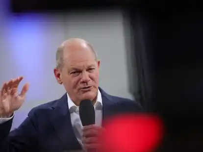 Bundeskanzler Olaf Scholz spricht bei einem B&uuml;rgergespr&auml;ch in der Handelskammer im Rahmen des B&uuml;rgerfests zum Tag der Deutschen Einheit.