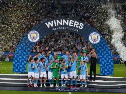 Die Spieler von Manchester City feiern nach dem UEFA-Superpokal-Finale.