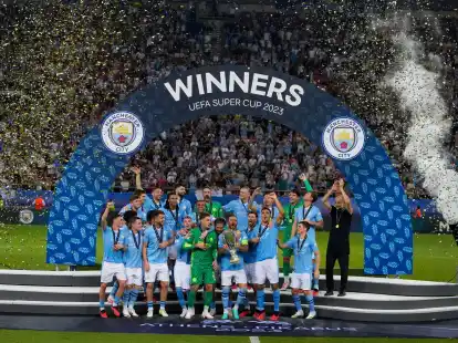 Die Spieler von Manchester City feiern nach dem UEFA-Superpokal-Finale.