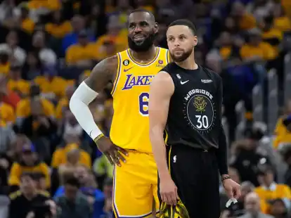 Stephen Curry (r) und LeBron James k&ouml;nnen sich vorstellen, bei den Olympischen Spielen in Paris dabei zu sein.