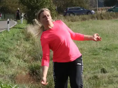 Griff in der Bezirksliga f&uuml;r  Schweinebr&uuml;ck II zur Kugel: Dorit K&uuml;per