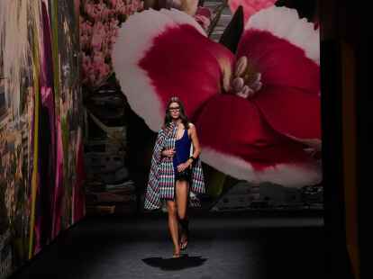 Ein Model tr&auml;gt eine Kreation von Chanel - im Hintergrund: eine riesige Fototapete.