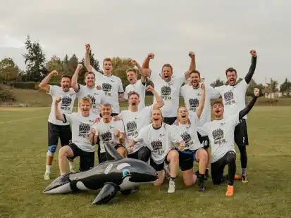 Flossen hoch: Die Oldenburg Orcas um Patrick Schlemm (hinten, Dritter von rechts) sind jetzt erstklassig.