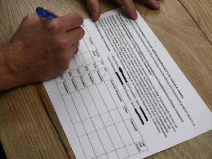 F&uuml;nf Listen f&uuml;r das Krummh&ouml;rner B&uuml;rgerbegehren sind in Pewsum verschwunden.