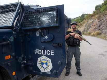 Ein Polizist aus dem Kosovo sichert das Gel&auml;nde nach den schweren K&auml;mpfen zwischen serbischen Paramilit&auml;rs und kosovarischen Polizisten.