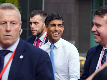 Rishi Sunak (M.) beim Treffen der Konservativen Partei.