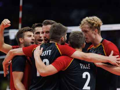 Die deutschen Volleyballer feiern den Sieg gegen Brasilien.