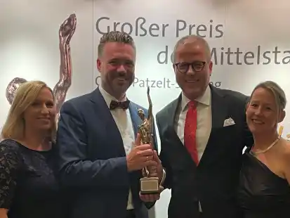 Gro&szlig;e Freude &uuml;ber den &bdquo;Gro&szlig;en Preis des Mittelstandes&ldquo; bei &bdquo;Alfred D&ouml;pker&ldquo; &ndash; mit Mattias Meyer (Leiter Kalkulation Bereich Rohbau) und Ehefrau Carina (links) und Christian Schaefer (Gesch&auml;ftsf&uuml;hrender Gesellschafter) mit seiner Frau Meike.