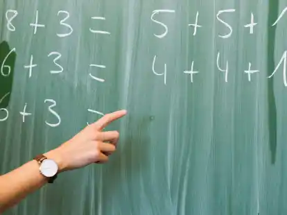 &laquo;Trotz des hohen Bedarfs an ausgebildeten Lehrkr&auml;ften ist die Zahl der Lehramtsabsolventinnen und -absolventen mit Master- oder Staatsexamensabschluss r&uuml;ckl&auml;ufig&raquo;, erl&auml;utert das Statistische Bundesamt.