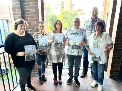 Mitglieder der Selbsthilfegruppen im Landkreis werben gemeinsam mit Darja Miller (Zweite von links) f&uuml;r den Film &bdquo;Expedition Depression&ldquo;.