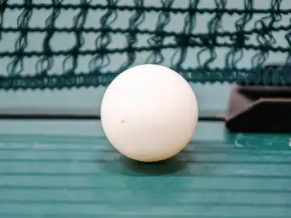 Im Kampf um Z&auml;hlbares haben einige Spieler des MTV Jever vergeblich zum Tischtennis-Ball gegriffen.