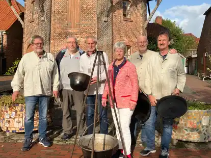 Die freiwilligen M&uuml;ller der Schlachtm&uuml;hle (von links): Siegfried Wendel, Hans-Georg Nowak, Edzard de Buhr, Annelie Bury, Harro Bargen und Bernhard Folkers