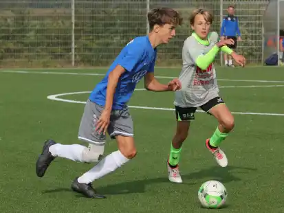 Derbysieger: Die C-Junioren des FC Rastede (in blau) gewannen 3:0 beim JFV Edewecht II (in grau).