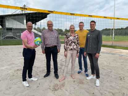 Weihten die neue Beachvolleyballanlage mit einem kleinen Testspiel ein: B&uuml;rgermeister Neidhard Varnhorn (von links), Fachbereichsleiter Egon Meyer-P&ouml;lking, Stadtr&auml;tin Stefanie L&uuml;bbers, Louis Koopmann (Fachbereich Hoch- und Tiefbau) und Tobias B&auml;rlein (Sachgebiet Sport).