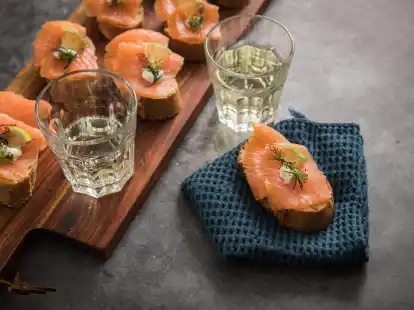 Nat&uuml;rlich passt zu Ciabatta- oder Baguettescheiben mit R&auml;ucherlachs auch Wei&szlig;wein. Aber noch besser ist ein nicht zu trockener Riesling-Sekt als sch&ouml;ner Kontrast zum fettreichen und salzigen Fisch.