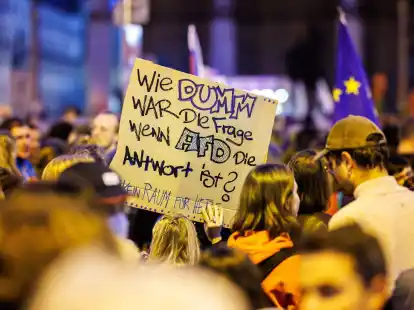 Auf einer Kundgebung protestieren Menschen gegen den Rechtsruck in Bayern.